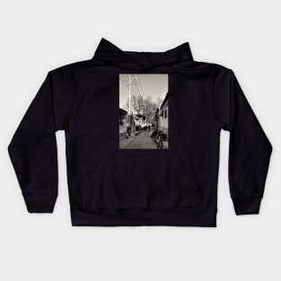 In Beijing's alleyway-under the wire Kids Hoodie